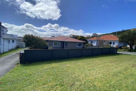 Photo of property in 21 Mexted Terrace, Tawa, Wellington, 5028
