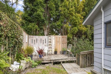 Photo of property in 12 Highland Avenue, Titirangi, Auckland, 0604