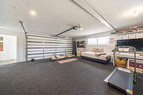 Photo of property in 32 King Charles Drive, Kingsley Heights, Upper Hutt, 5018