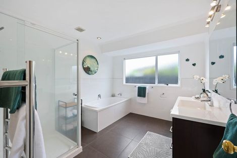 Photo of property in 6 Camira Place, Botany Downs, Auckland, 2010