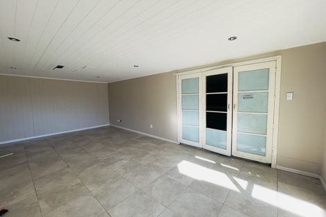 Photo of property in 25 Ellesmere Crescent, Pakuranga Heights, Auckland, 2010