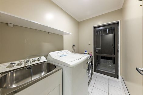 Photo of property in 36 Piper Place, Goodwood Heights, Auckland, 2105