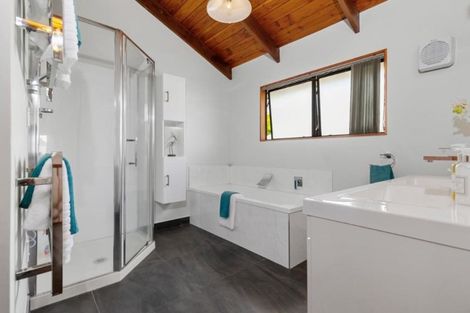 Photo of property in 2/20a Old Lake Road, Narrow Neck, Auckland, 0624