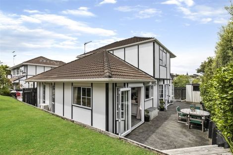 Photo of property in 2/6 Strabo Place, Windsor Park, Auckland, 0632