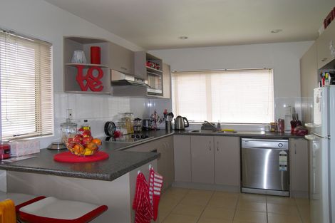 Photo of property in 42 Keri Vista Rise, Papakura, 2110