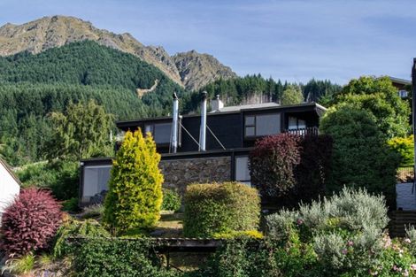 Photo of property in 7a Cameron Place, Fernhill, Queenstown, 9300
