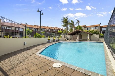 Photo of property in 5/8 Tobago Place, Sunnynook, Auckland, 0620