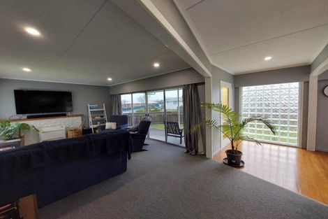 Photo of property in 8 Riversdale Drive, Merrilands, New Plymouth, 4312
