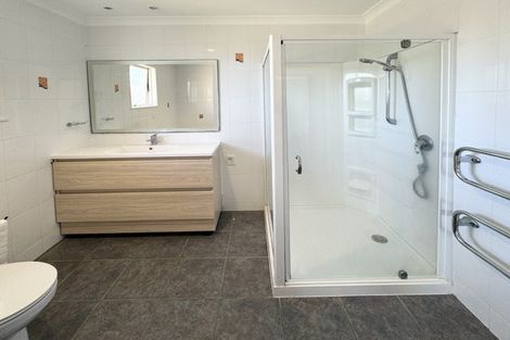 Photo of property in 92 Bond Crescent, Forrest Hill, Auckland, 0620