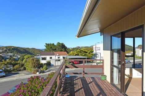 Photo of property in 23 Cheltenham Terrace, Newlands, Wellington, 6037