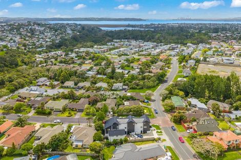 Photo of property in 3/2 Jadewynn Drive, Massey, Auckland, 0614