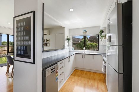 Photo of property in 2/34 Tupaki Place, Pakuranga Heights, Auckland, 2010