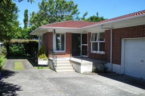 Photo of property in 2/8 Evelyn Place, Hillcrest, Auckland, 0627