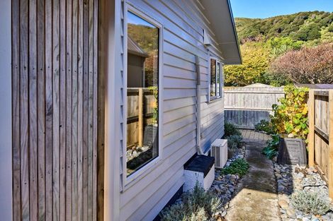 Photo of property in 39b Pukatea Street, Eastbourne, Lower Hutt, 5013