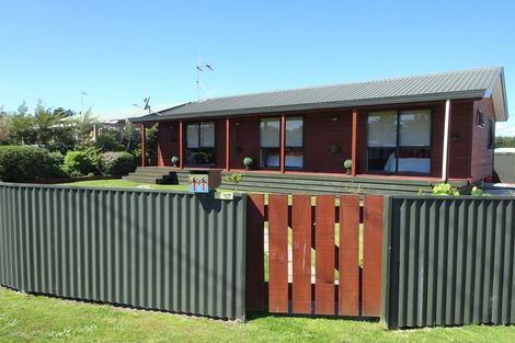 Photo of property in 11 Te Awa Street, Foxton Beach, Foxton, 4815