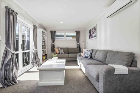 Photo of property in 2 Old Farm Road, Hamilton East, Hamilton, 3216