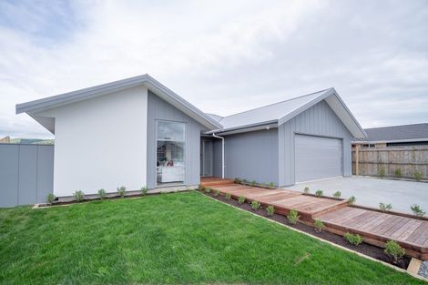 Photo of property in 16 Atlantic Drive, Fitzherbert, Palmerston North, 4410