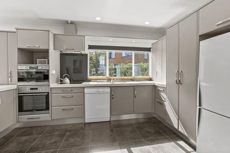 Photo of property in 8 Spencer Place, Merrilands, New Plymouth, 4312