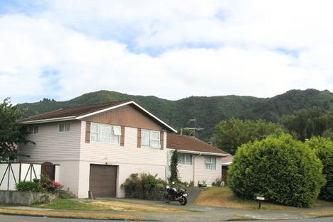 Photo of property in 6 Brightwater Crescent, Totara Park, Upper Hutt, 5018
