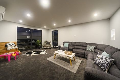 Photo of property in 3 Vaucluse Heights, Fitzherbert, Palmerston North, 4410