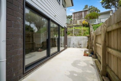 Photo of property in 18 Lyndfield Lane, Newlands, Wellington, 6037