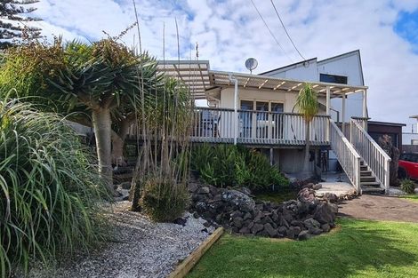 Photo of property in 3 The Terrace, Herald Island, Auckland, 0618