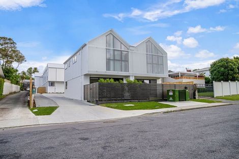 Photo of property in 2/11 Paramu Avenue, Birkdale, Auckland, 0626