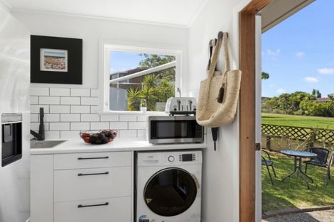 Photo of property in 4 Penguin Street, Leigh, 0985