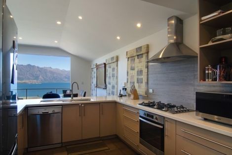 Photo of property in 28 Wynyard Crescent, Fernhill, Queenstown, 9300