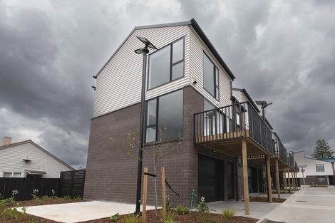 Photo of property in 13/1 Fruitvale Road, New Lynn, Auckland, 0600