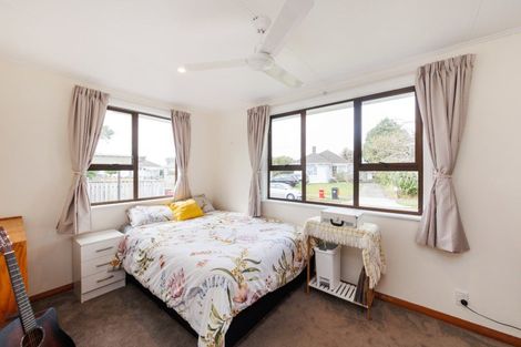 Photo of property in 11 Montrose Place, Takaro, Palmerston North, 4412