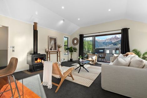 Photo of property in 35 Oregon Drive, Kelvin Heights, Queenstown, 9300