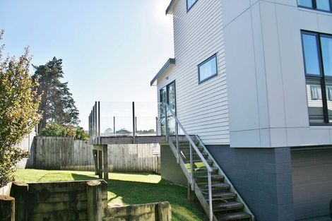 Photo of property in 16b Woodall Place, Totara Vale, Auckland, 0627