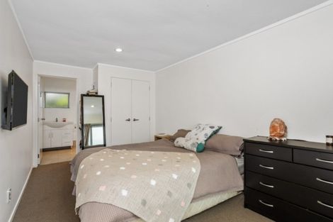 Photo of property in 2/31 Mannering Place, Hillcrest, Auckland, 0627