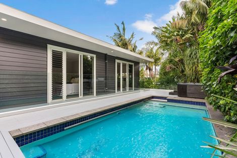 Photo of property in 20 Marine Parade, Mellons Bay, Auckland, 2014