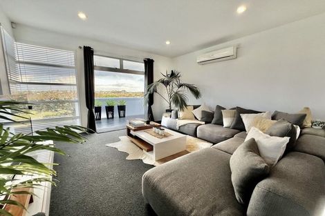 Photo of property in 16 Southworth Place, Grandview Heights, Hamilton, 3200