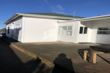 Photo of property in 118 Lyall Parade, Lyall Bay, Wellington, 6022