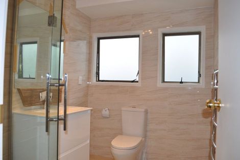 Photo of property in 2/36 Hillcrest Avenue, Hillcrest, Auckland, 0627