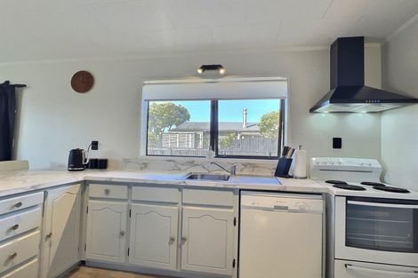 Photo of property in 18 Reeves Street, Waikanae Beach, Waikanae, 5036
