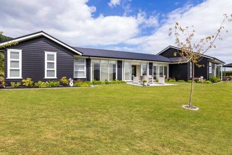 Photo of property in 1 Peregrine Place, Kinloch, Taupo, 3377