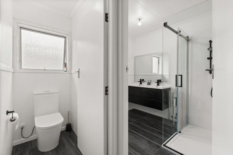 Photo of property in 46 Seaview Road, Marfell, New Plymouth, 4310