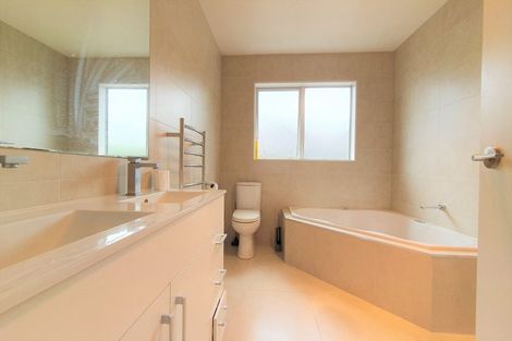 Photo of property in 27 Mulroy Place, Pinehill, Auckland, 0632