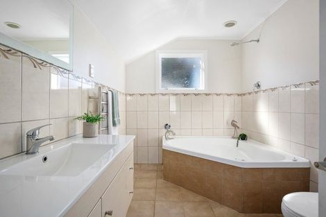 Photo of property in 52 Williams Street, Cambridge, 3434