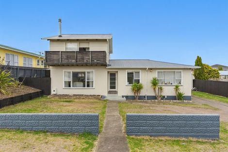 Photo of property in 28 Miro Street, Castlecliff, Whanganui, 4501