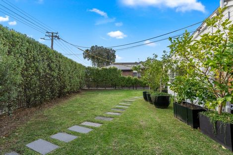 Photo of property in 1/15 Milford Road, Milford, Auckland, 0620