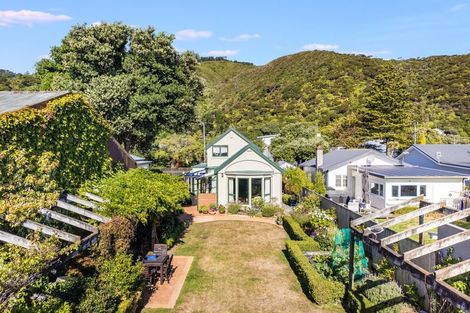 Photo of property in 34 Oroua Street, Eastbourne, Lower Hutt, 5013