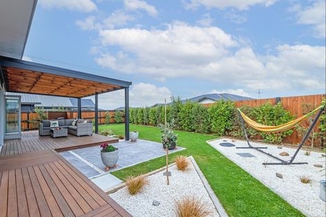 Photo of property in 8 Mediterranean Grove, Fitzherbert, Palmerston North, 4410