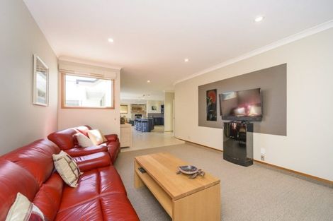 Photo of property in 27 The Strand, Fitzherbert, Palmerston North, 4410