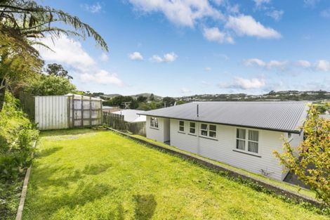 Photo of property in 8 Bellringer Crescent, Newlands, Wellington, 6037