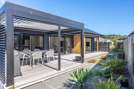 Photo of property in 17 Kaiwaru Place, Waikanae, 5036